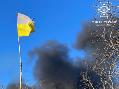 Флаг Украины на месте падения ракеты в Одесской области, 29.12.22. Фото: ГСЧС по Одесской области Флаг Украины на месте падения ракеты в Одесской области, 29.12.22. Фото: ГСЧС по Одесской области