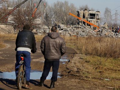 Последствия обстрела здания в городе Макеевка. Фото: Александр Ермоченко / Reuters Последствия обстрела здания в городе Макеевка. Фото: Александр Ермоченко / Reuters