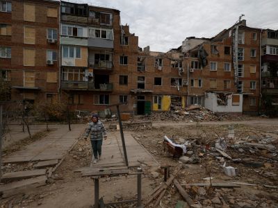 Жительница Николаева Татьяна Гончарова перед своим многоквартирным домом, разрушенным в результате ракетного удара России по городу 22 октября 2022 года. Фото: Valentyn Ogirenko / Reuters Жительница Николаева Татьяна Гончарова перед своим многоквартирным домом, разрушенным в результате ракетного удара России по городу 22 октября 2022 года. Фото: Valentyn Ogirenko / Reuters