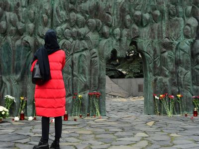 Женщина во время акции "Колокол памяти" у мемориала "Стена скорби" на проспекте Сахарова в Москве в День памяти жертв политических репрессий. Фото: Алексей Майшев / РИА Новости Женщина во время акции "Колокол памяти" у мемориала "Стена скорби" на проспекте Сахарова в Москве в День памяти жертв политических репрессий. Фото: Алексей Майшев / РИА Новости