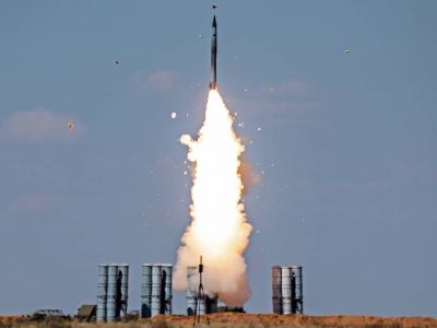 Боевой запуск из зенитно-ракетного комплекса С-300. Фото: Сергей Бобылев/ТАСC Боевой запуск из зенитно-ракетного комплекса С-300. Фото: Сергей Бобылев/ТАСC