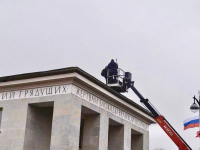 Снайперы на пропилеях Пискаревского кладбища во время визита Путина, 18.01.23. Фото: t.me/lushnikov_Alexey Снайперы на пропилеях Пискаревского кладбища во время визита Путина, 18.01.23. Фото: t.me/lushnikov_Alexey