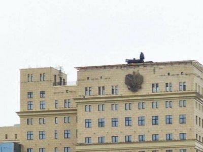 Комплекс ПВО "Панцирь" на здании Миобороны РФ. Фото: t.me/pr_russia Комплекс ПВО "Панцирь" на здании Миобороны РФ. Фото: t.me/pr_russia