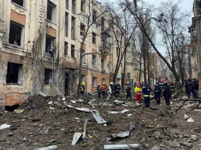 Спасатели работают возле жилого дома в центре Харькова, в который попала ракета, 5 февраля 2023 года. Фото: Vitalii Hnidyi / Reuters Спасатели работают возле жилого дома в центре Харькова, в который попала ракета, 5 февраля 2023 года. Фото: Vitalii Hnidyi / Reuters