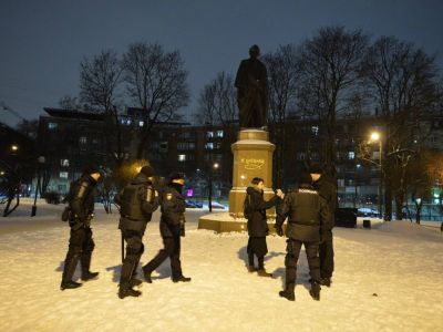 Задержание у памятника Тарасу Швеченко в Санкт-Петербурге. Фото: fontanka.ru Задержание у памятника Тарасу Швеченко в Санкт-Петербурге. Фото: fontanka.ru