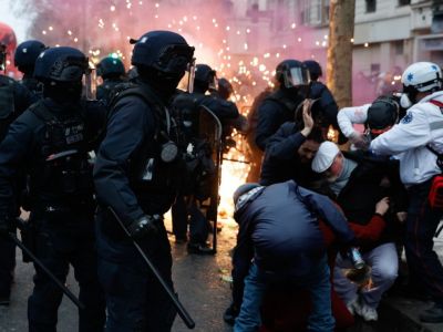 Французские силовики и протестующие против пенсионной реформы. Фото: t.me/rtvimain Французские силовики и протестующие против пенсионной реформы. Фото: t.me/rtvimain