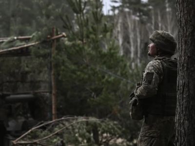 Боец ВСУ наблюдает за дронами. Фото: Aris Messinis / AFP / Scanpix / LETA Боец ВСУ наблюдает за дронами. Фото: Aris Messinis / AFP / Scanpix / LETA