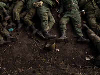 Тела 11 российских солдат нашли в селе Вильховка. Фото: Felipe Dana / AP Photo Тела 11 российских солдат нашли в селе Вильховка. Фото: Felipe Dana / AP Photo