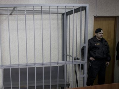 Пустая клетка для обвиняемого. Фото: tver.mk.ru Пустая клетка для обвиняемого. Фото: tver.mk.ru