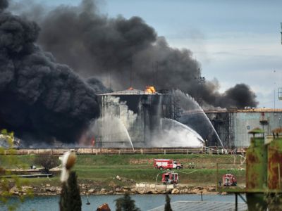 Поврежденные цистерны на нефтебазе. Фото: ТАСС Поврежденные цистерны на нефтебазе. Фото: ТАСС