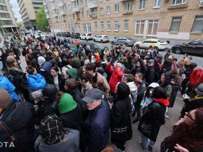 Люди, пришедшие поддержать Женю Беркович и Светлану Петрийчук, у Замоскворецкого суда, 5.05.23. Фото: t.me/sotaproject Люди, пришедшие поддержать Женю Беркович и Светлану Петрийчук, у Замоскворецкого суда, 5.05.23. Фото: t.me/sotaproject