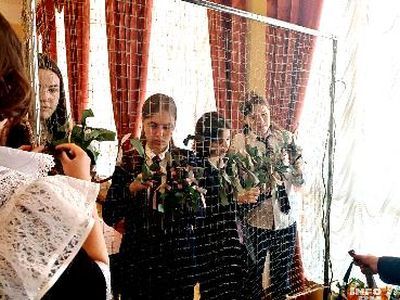 Плетение маскировочных сетей. Фото: Сергей Горчаков, Каспаров.Ru Плетение маскировочных сетей. Фото: Сергей Горчаков, Каспаров.Ru