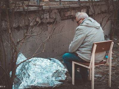 Дедушка у трупа своей девятилетней внучки, убитой при обстреле Киева, 1.06.23. Фото: Сергей Окунев, t.me/yigal_levin Дедушка у трупа своей девятилетней внучки, убитой при обстреле Киева, 1.06.23. Фото: Сергей Окунев, t.me/yigal_levin