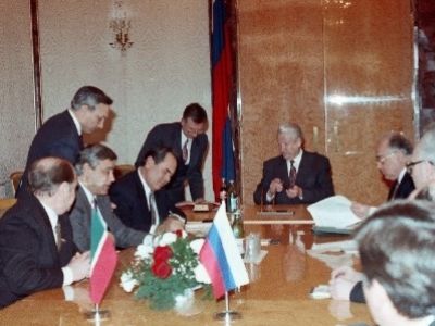 Подписание договора о разграничении полномочий между РФ и Татарстаном, 1992. Фото: m.realnoevremya.ru Подписание договора о разграничении полномочий между РФ и Татарстаном, 1992. Фото: m.realnoevremya.ru