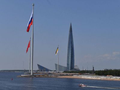 Флаги Российской Империи, СССР и РФ у "Лахта-центра". Фото: t.me/nedimonspbinf Флаги Российской Империи, СССР и РФ у "Лахта-центра". Фото: t.me/nedimonspbinf
