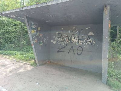 "Война - Zло". Антивоенная агитация на автобусной остановке. Фото: t.me "Война - Zло". Антивоенная агитация на автобусной остановке. Фото: t.me