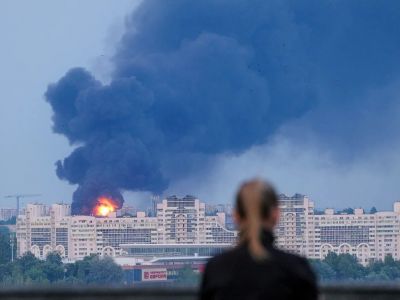 Дым от пожара, разгоревшегося на нефтебазе. Фото: Медуза Дым от пожара, разгоревшегося на нефтебазе. Фото: Медуза
