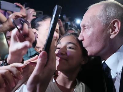 Путин и жители Дербента, 28.06.23. Фото: t.me/procurator_rus Путин и жители Дербента, 28.06.23. Фото: t.me/procurator_rus