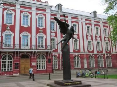 Статуя Крылатого гения у Санкт-Петербургского университета. Фото: argumenti.ru Статуя Крылатого гения у Санкт-Петербургского университета. Фото: argumenti.ru