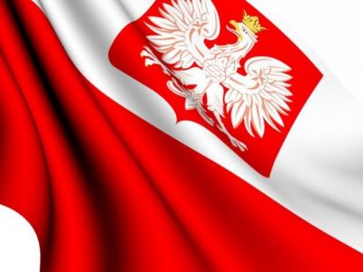 Флаг Польши с гербом. Иллюстрация: polsha24.com Флаг Польши с гербом. Иллюстрация: polsha24.com