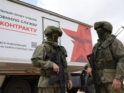 Работа мобильного комплекса отбора на военную службу по контракту в Ростове-на-Дону. Фото: Эрик Романенко/ТАСС Работа мобильного комплекса отбора на военную службу по контракту в Ростове-на-Дону. Фото: Эрик Романенко/ТАСС