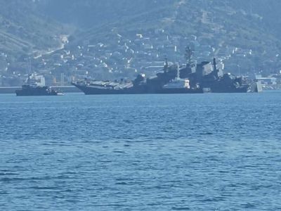 Поврежденный атакой дронов большой десантный корабль в Новороссийске. Фото: t.me/arrowsmap Поврежденный атакой дронов большой десантный корабль в Новороссийске. Фото: t.me/arrowsmap