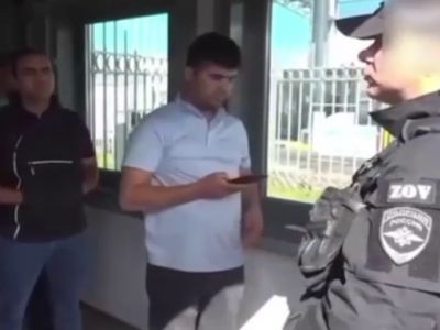 Проверка воинского учета мигрантов - новых граждан РФ. Скрин видео: t.me/politota_plus Проверка воинского учета мигрантов - новых граждан РФ. Скрин видео: t.me/politota_plus