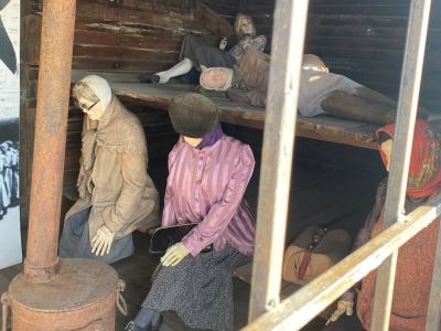 Барак лагеря А.Л.Ж.И.Р.: реконструкция Акмолинского музея. Фото: t.me/arsenmolchanov Барак лагеря А.Л.Ж.И.Р.: реконструкция Акмолинского музея. Фото: t.me/arsenmolchanov
