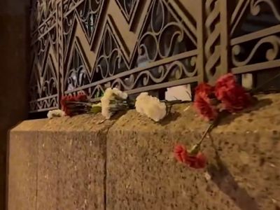 Цветы у здания Большой Хоральной синагоги в Санкт-Петербурге. Скрин видео: t.me/openparad Цветы у здания Большой Хоральной синагоги в Санкт-Петербурге. Скрин видео: t.me/openparad
