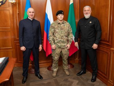 Слева направо: Рашид Темрезов, Адам Кадыров и Адам Делимханов. Фото: Рашид Темрезов / Telegram Слева направо: Рашид Темрезов, Адам Кадыров и Адам Делимханов. Фото: Рашид Темрезов / Telegram
