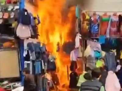 Пожар на вещевом рынке. Фото: news.myseldon.com Пожар на вещевом рынке. Фото: news.myseldon.com