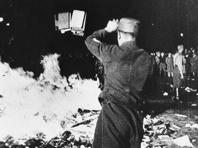 Сожжение книг в нацистской Германии, 1993 г. Фото: ru.wikipedia.org Сожжение книг в нацистской Германии, 1993 г. Фото: ru.wikipedia.org
