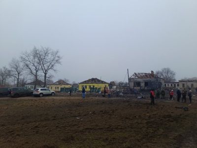 Поврежденные дома в результате случайного падения боеприпаса в селе Петропавловка в Воронежской области, 2 января 2023 года. Фото: 7x7 Поврежденные дома в результате случайного падения боеприпаса в селе Петропавловка в Воронежской области, 2 января 2023 года. Фото: 7x7