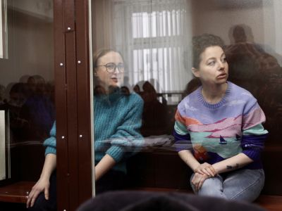 Светлана Петрийчук (слева) и Евгения Беркович в суде. Фото: Александра Астахова / Медиазона Светлана Петрийчук (слева) и Евгения Беркович в суде. Фото: Александра Астахова / Медиазона