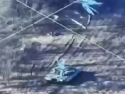 Танк РДК прорывает границу РФ. Скрин видео: t.me/arrowsmap Танк РДК прорывает границу РФ. Скрин видео: t.me/arrowsmap