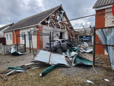 Пострадавший дом и автомобиль в селе Головчино Белгородской области. Фото: Вячеслав Гладков / Telegram Пострадавший дом и автомобиль в селе Головчино Белгородской области. Фото: Вячеслав Гладков / Telegram