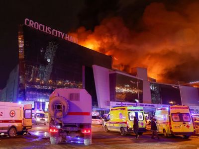 "Скорые" возле "Крокус Сити Холла". Фото: Максим Шеметов / Reuters "Скорые" возле "Крокус Сити Холла". Фото: Максим Шеметов / Reuters
