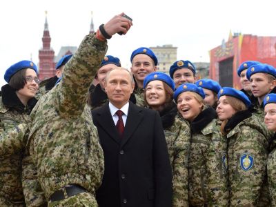 Владимир Путин и участники прокремлевских молодежных движений, 4.11.2015. Фото: kremlin.ru Владимир Путин и участники прокремлевских молодежных движений, 4.11.2015. Фото: kremlin.ru