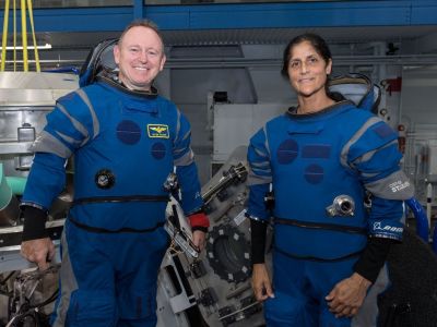 Бутч Уилмор и Сунита Уильямс, экипаж первой миссии "Старлайнера". Фото: NASA Бутч Уилмор и Сунита Уильямс, экипаж первой миссии "Старлайнера". Фото: NASA