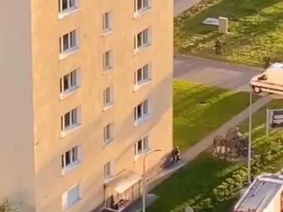 Автомобили экстренных служб на территории академии связи имени Буденного в Санкт-Петербурге, где произошел взрыв. Кадр видео очевидца Автомобили экстренных служб на территории академии связи имени Буденного в Санкт-Петербурге, где произошел взрыв. Кадр видео очевидца