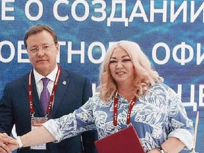 Губернатор Азаров и советник Ольга Михеева. Фото: Лев Владимиров, Каспаров.Ru Губернатор Азаров и советник Ольга Михеева. Фото: Лев Владимиров, Каспаров.Ru