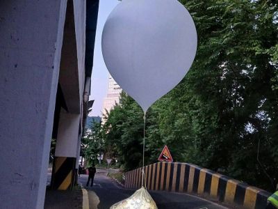 Северокорейский "мусорный" воздушный шар, приземлившийся на Юге. Фото: Yonhap News Северокорейский "мусорный" воздушный шар, приземлившийся на Юге. Фото: Yonhap News