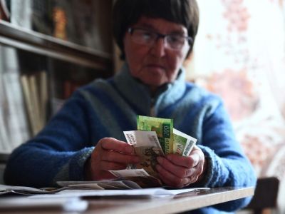 Женщина, получившая пенсию, у себя дома. Фото: Павел Лисицын / РИА Новости Женщина, получившая пенсию, у себя дома. Фото: Павел Лисицын / РИА Новости
