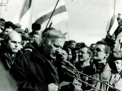 Василь Быков на акции оппозиции Беларуси, Минск, 24.03.1996. Фото: www.dekoder.org Василь Быков на акции оппозиции Беларуси, Минск, 24.03.1996. Фото: www.dekoder.org