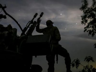 Украинский военнослужащий мобильного подразделения ПВО по борьбе с дронами стоит возле зенитной пушки ЗУ-23-2. Фото: Ivan Antypenko / Reuters Украинский военнослужащий мобильного подразделения ПВО по борьбе с дронами стоит возле зенитной пушки ЗУ-23-2. Фото: Ivan Antypenko / Reuters