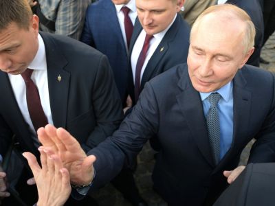 Владимир Путин и охрана у Свято-Троицкой Сергиевой лавры, 26.06.24. Фото: kremlin.ru Владимир Путин и охрана у Свято-Троицкой Сергиевой лавры, 26.06.24. Фото: kremlin.ru