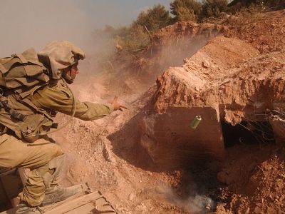 Израильский солдат кидает гранату в бункер "Хезболлы", 2006 год. Фото: en.wikipedia.org Израильский солдат кидает гранату в бункер "Хезболлы", 2006 год. Фото: en.wikipedia.org