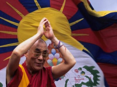 Далай-лама XIV и флаг Тибета. Фото: savetibet.org Далай-лама XIV и флаг Тибета. Фото: savetibet.org
