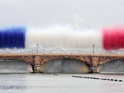 Флаг Франции на мосту через Сену на открытии Олимпиады. Фото: t.me/mogutinik Флаг Франции на мосту через Сену на открытии Олимпиады. Фото: t.me/mogutinik