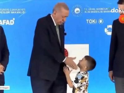Эрдоган и пощечина мальчику. Скрин видео: Dokuz8 TV Эрдоган и пощечина мальчику. Скрин видео: Dokuz8 TV
